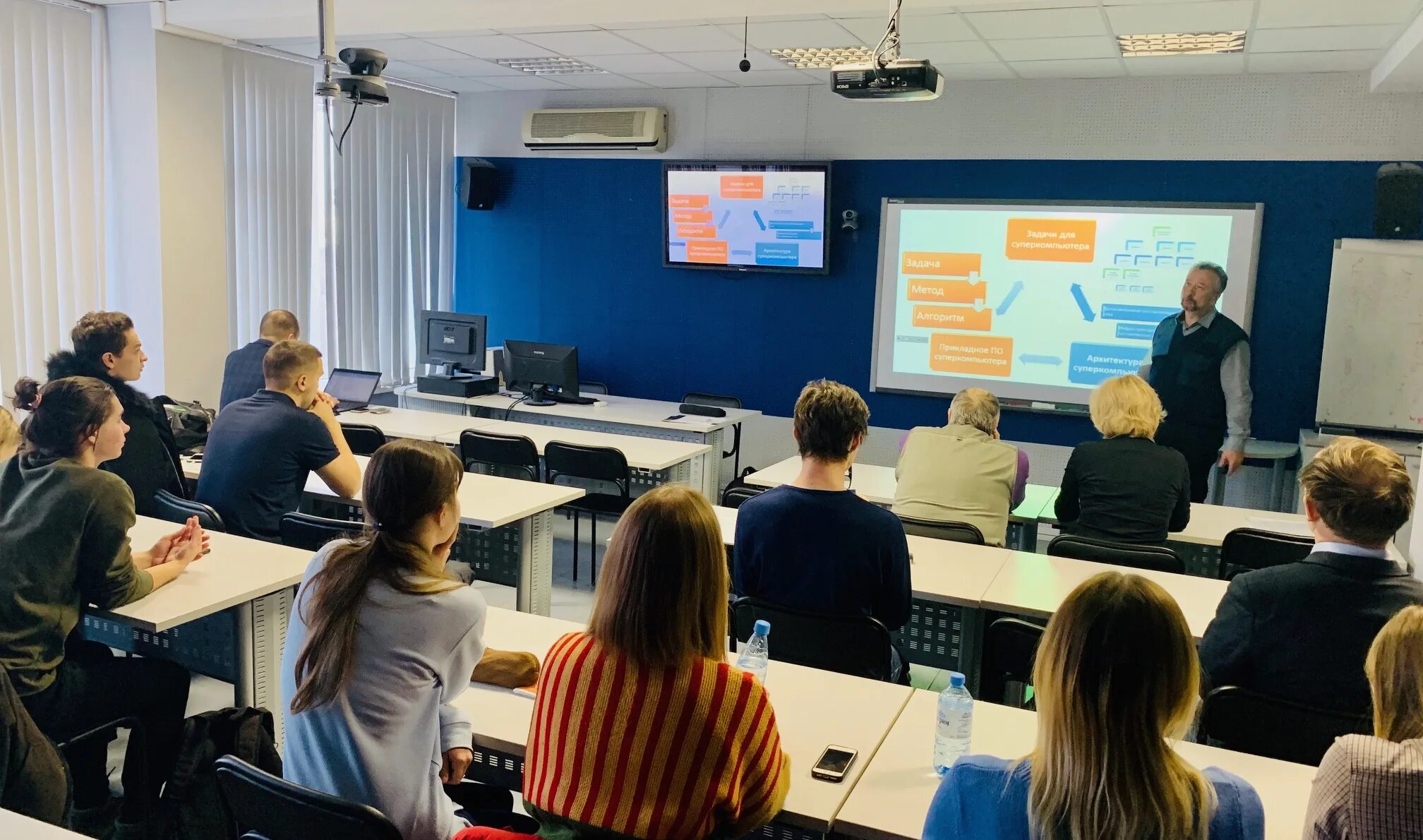 Преподаватель и аудитория. Ядерная физика и технологии урфу. Современное образование. Серия суперкомпьютерное образование. Молодежь с гаджетами.