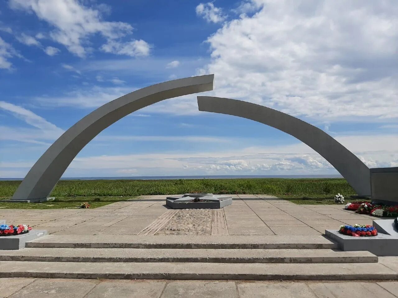 Дома дорога жизни. Памятник разорванное кольцо блокады Ленинграда. Музей блокады Ленинграда -разорванное кольцо. Музей разорванное кольцо на Ладожском озере. Прорыв блокады разорванное кольцо.