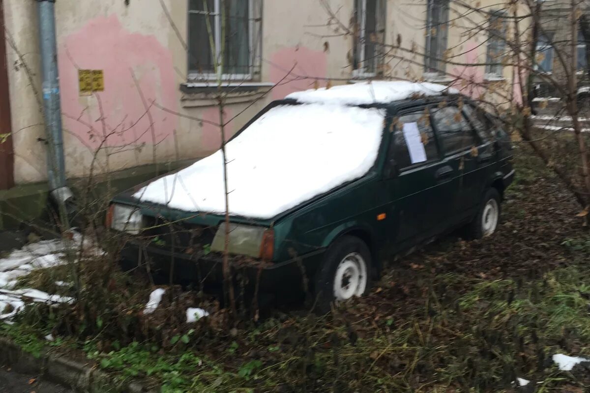 Машина в тверской купить. ВАЗ 2109 брошенный. ВАЗ 2109 на свалке. Свалка машин Тверь. ВАЗ-2114 У мусорки.