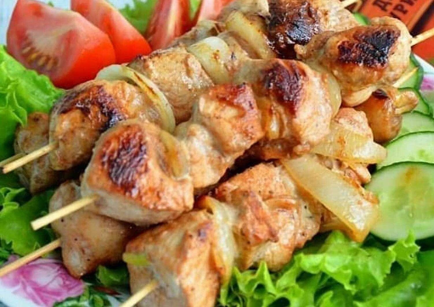 Шашлык из куриной грудки рецепт. Шашлык на сковороде. куриный шашлык на сковороде. шашлык из курицы на сковородке. шашлык на сковороде из свинины.