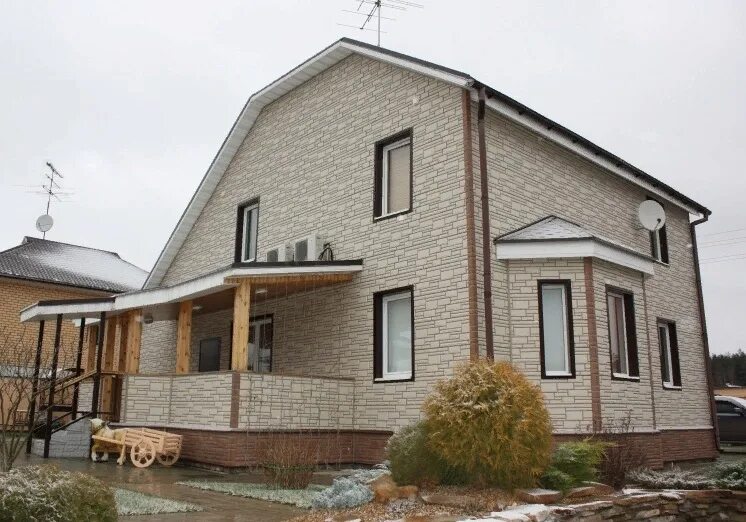 Дом из сайдинга под кирпич. Nailite фасадные панели. фасадные панели nailite ledgestone. сайдинг nailite бутовый камень. отделка дома сайдингом под камень.