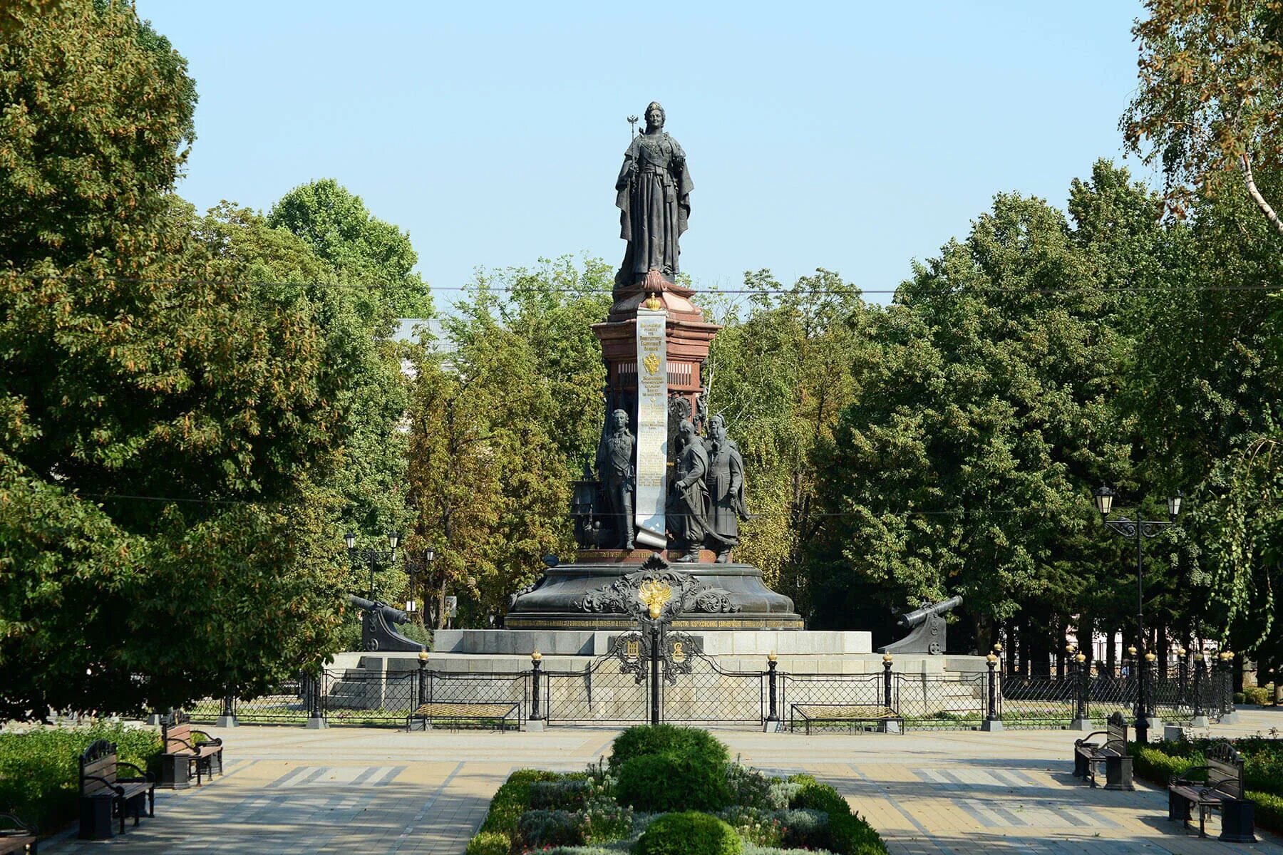 Памятник Екатерине Краснодар улица красная. Памятник Екатерине 2 в Краснодаре. Екатеринодар памятник Екатерине. Краснодарский парк памятник Екатерине.