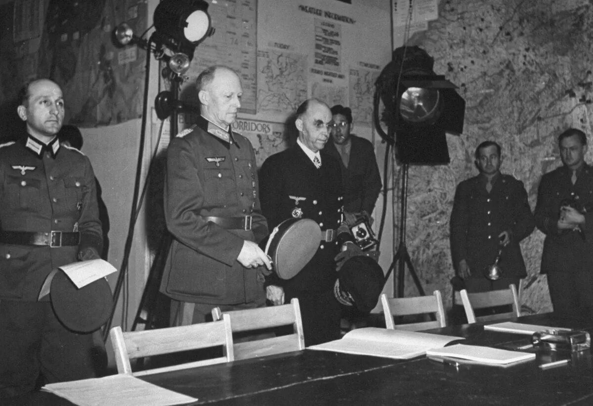 Когда капитулировала германия. Подписание капитуляции Германии 1945. Генерал Эйзенхауэр капитуляция Германии.