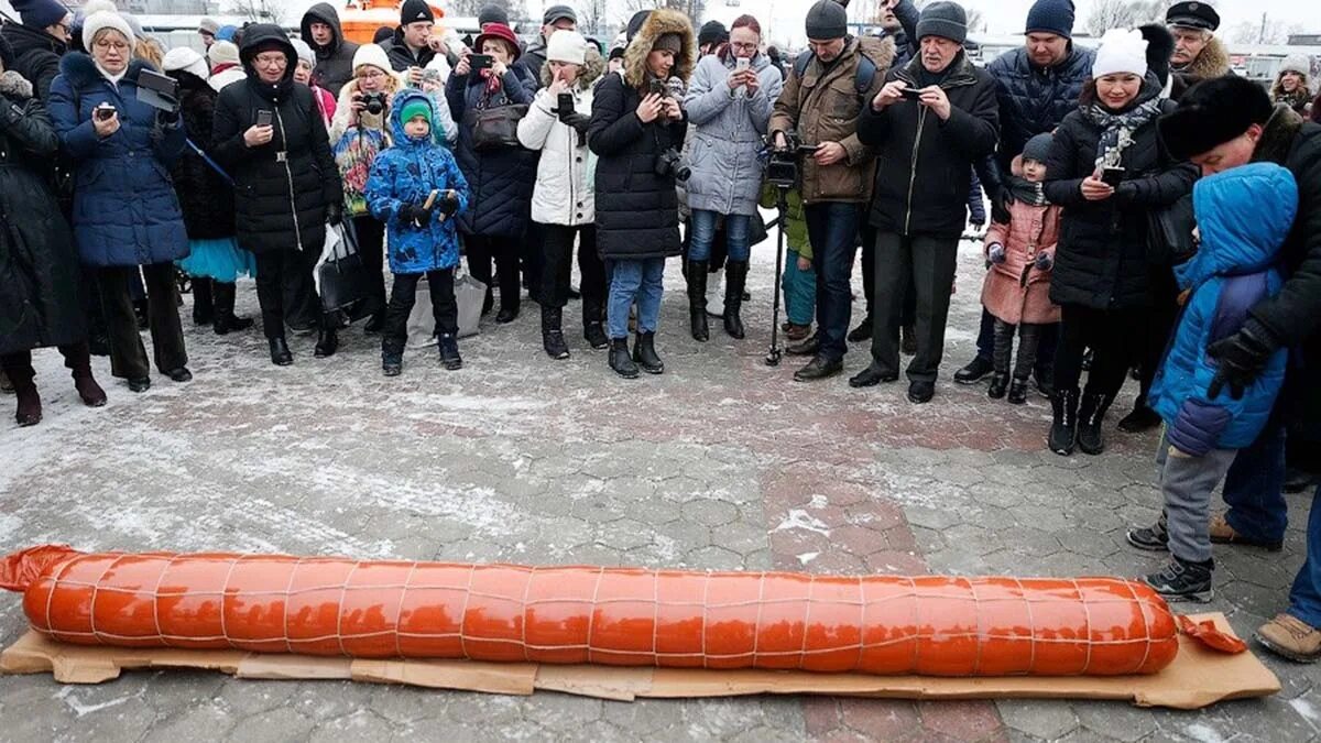 Большая колбаска. Огромная колбаса. Колбаса длинная. Самая большая колбаса. Самая длинная сосиска.