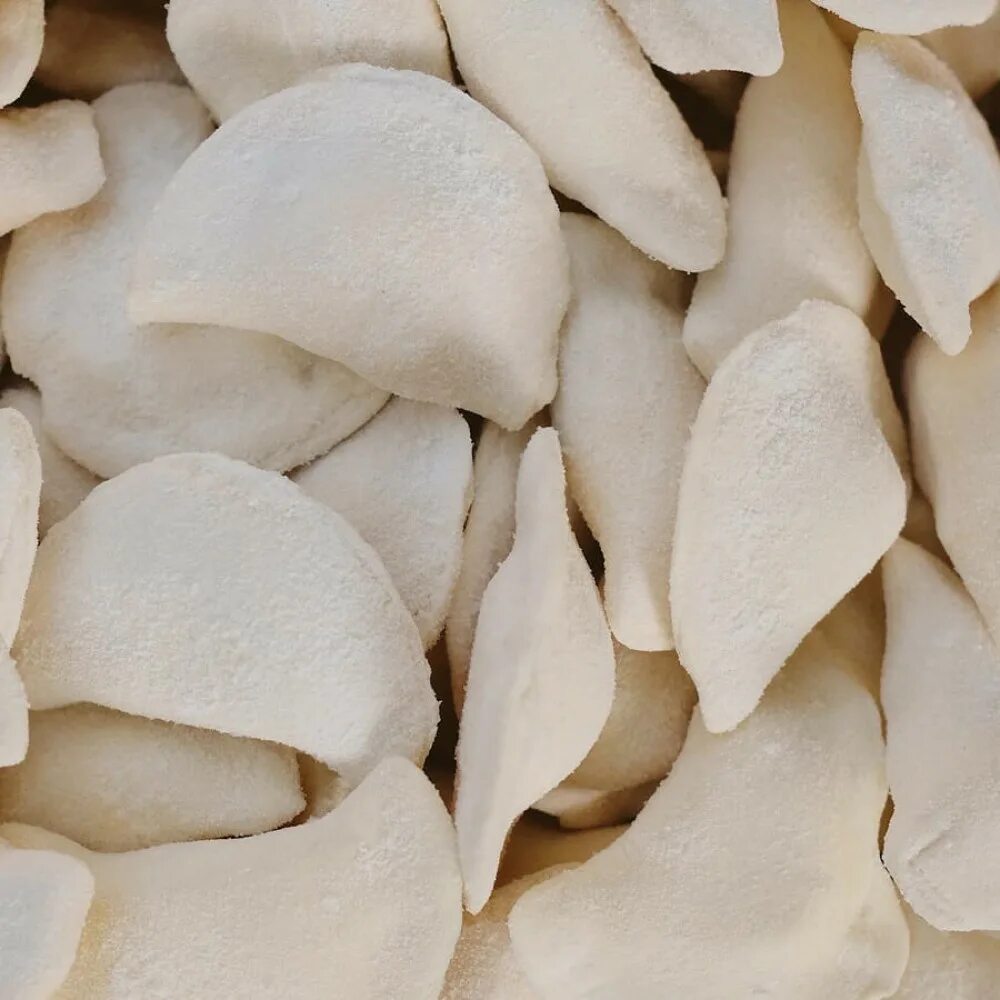 Пельмени полуфабрикаты. Лепка пельменей. Вареники ручной лепки. Вареники с картошкой замороженные. Вареники с картошкой полуфабрикат.