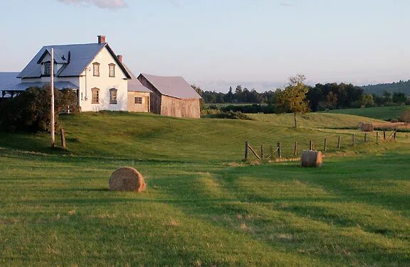 романтический домик в поле. деревенская изб ярославская область. окно в деревенском доме. домик окнами в поле. домик окнами в поле.