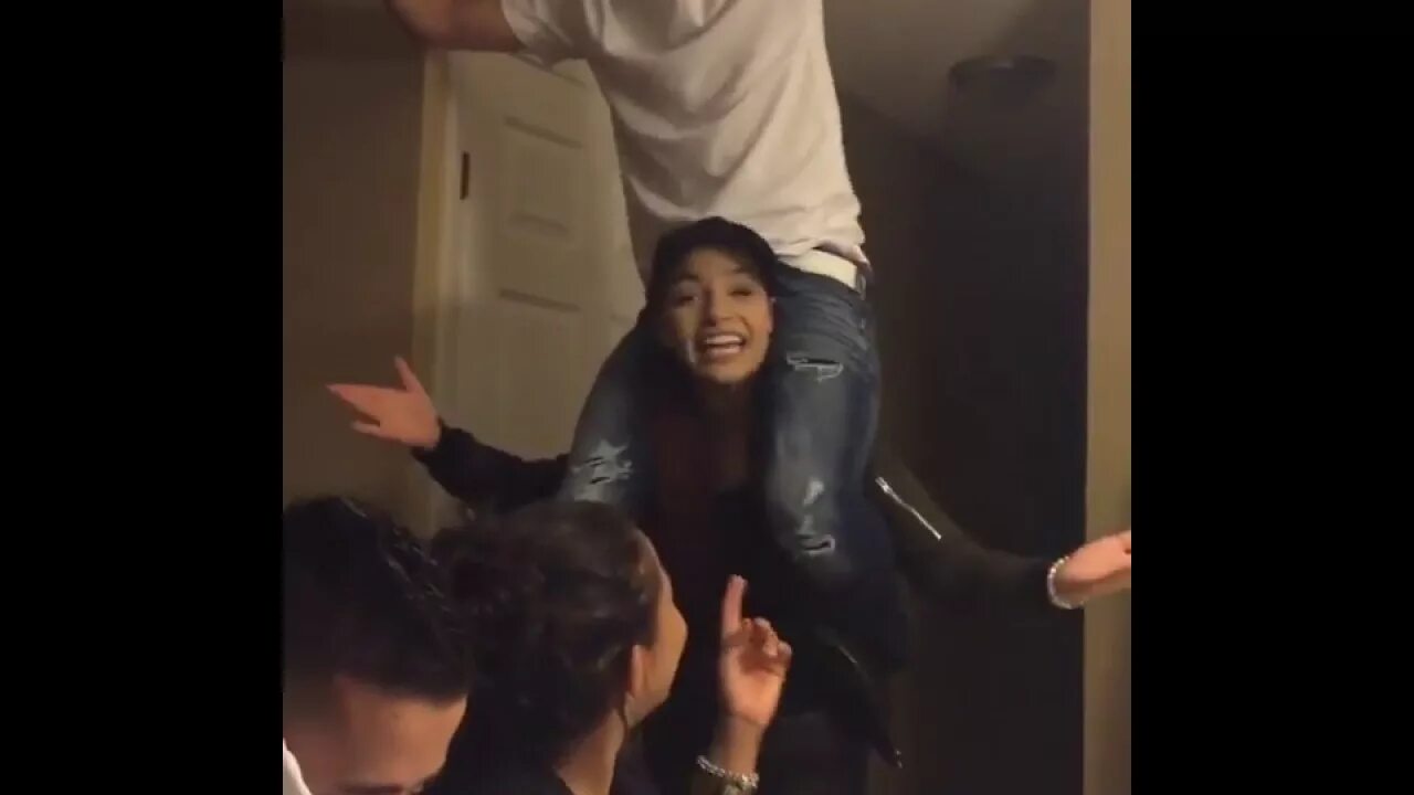 Лифт. Анета флорчик lift and carry. Lift and carry shoulder ride. Piggyback ride. Shoulder ride girl.