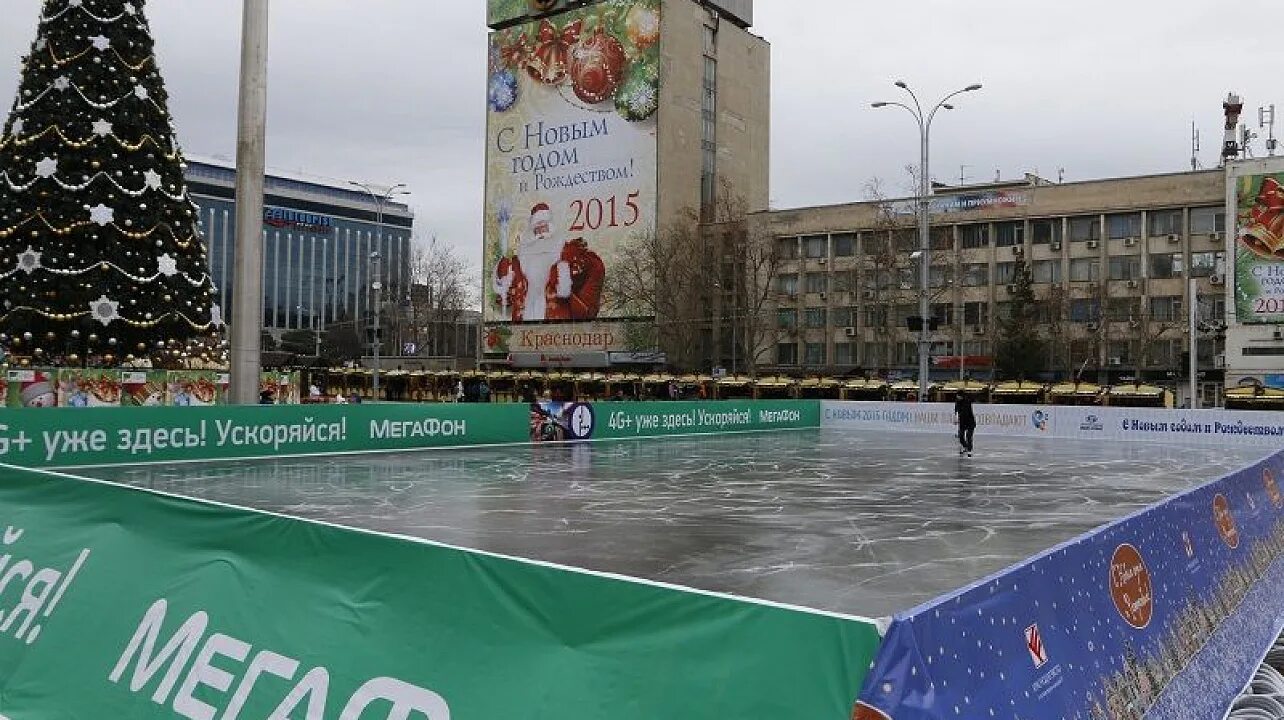 Аляска краснодар. Открытый каток в Краснодаре. Каток на театральной площади Краснодар. Каток в СБС Краснодар. Ледовый каток Краснодар красная площадь.