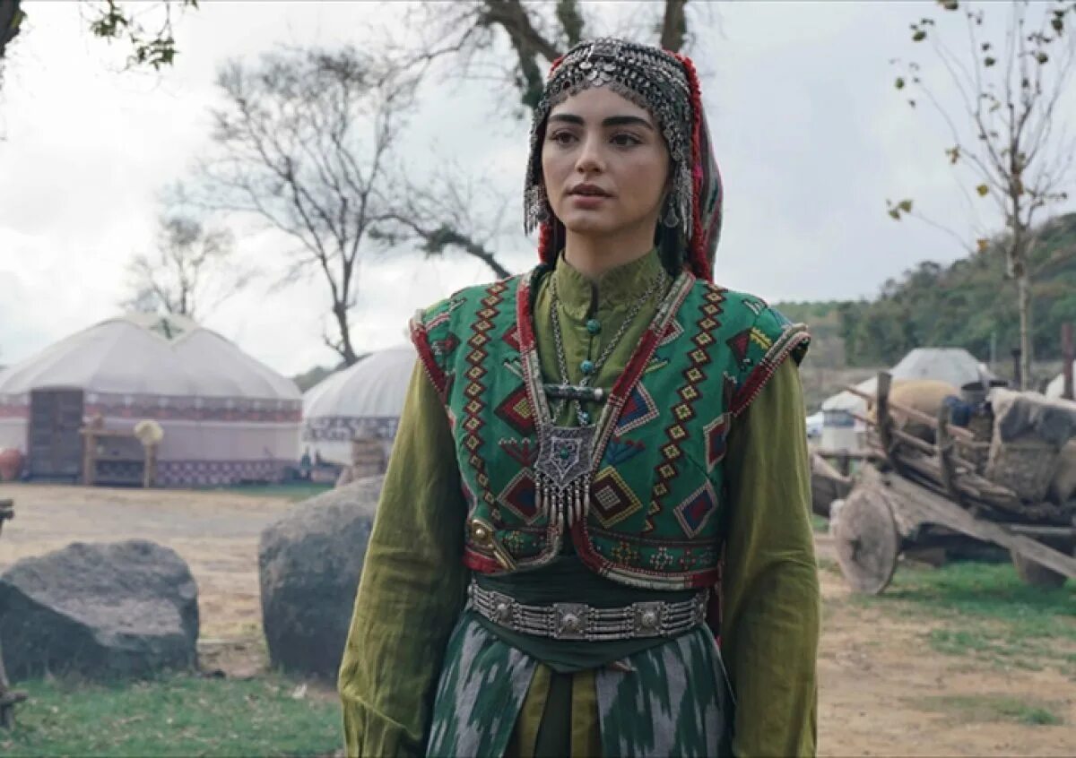 Основание осман бала хатун. Озге Торер бала Хатун. Озге Торер Осман. Özge Törer бала Хатун. Озге Торер турецкая актриса.