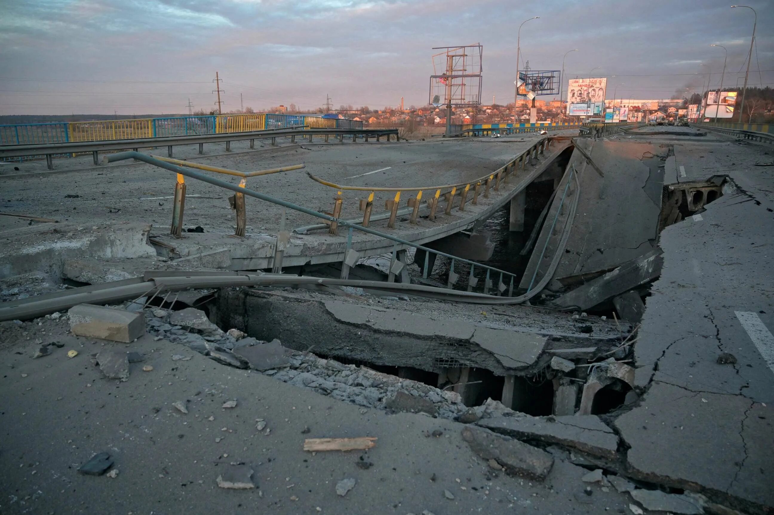 Россия разрушает украину. Мост в Киеве взорвали. Разрушенный мост. Взорвали мост 2022. Подрыв мостов в Киеве.