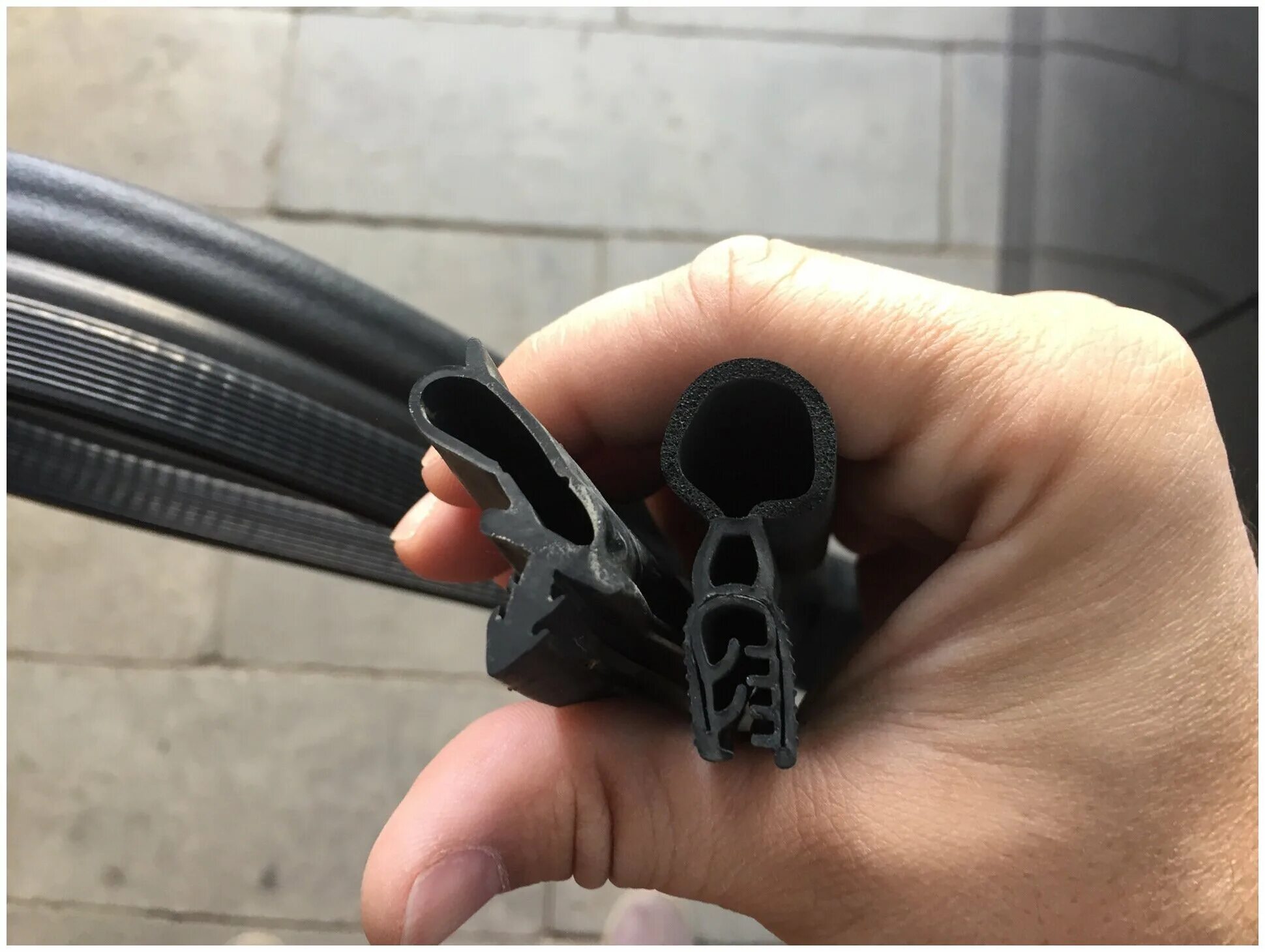 Уплотнитель двери брт 1118. Уплотнитель капота для skoda rapid. Уплотнитель люка паджеро спорт 1. Уплотнитель капота уаз-452. Уплотнитель для дверей магнитный 14х12.