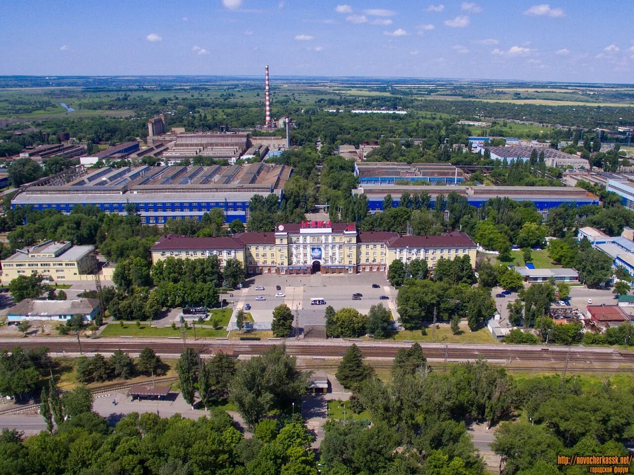 Сайт нэвза новочеркасск. НЭВЗ Новочеркасск. НЭВЗ заводоуправление. Электровозостроительный завод Новочеркасск. Площадь НЭВЗ Новочеркасск.