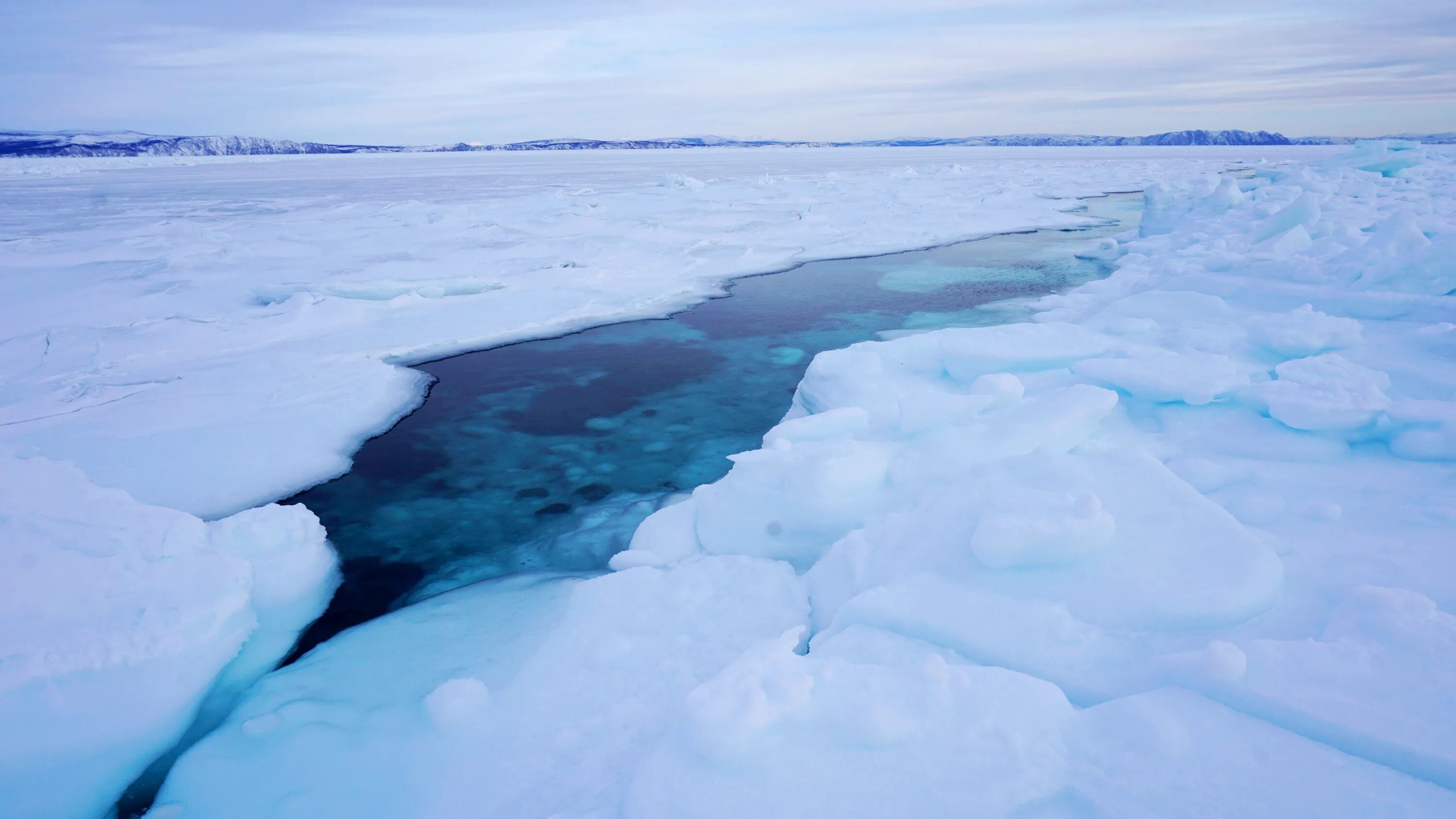 Раскол льда на Байкале. Ледник в бухте Гертнера. Лёд.