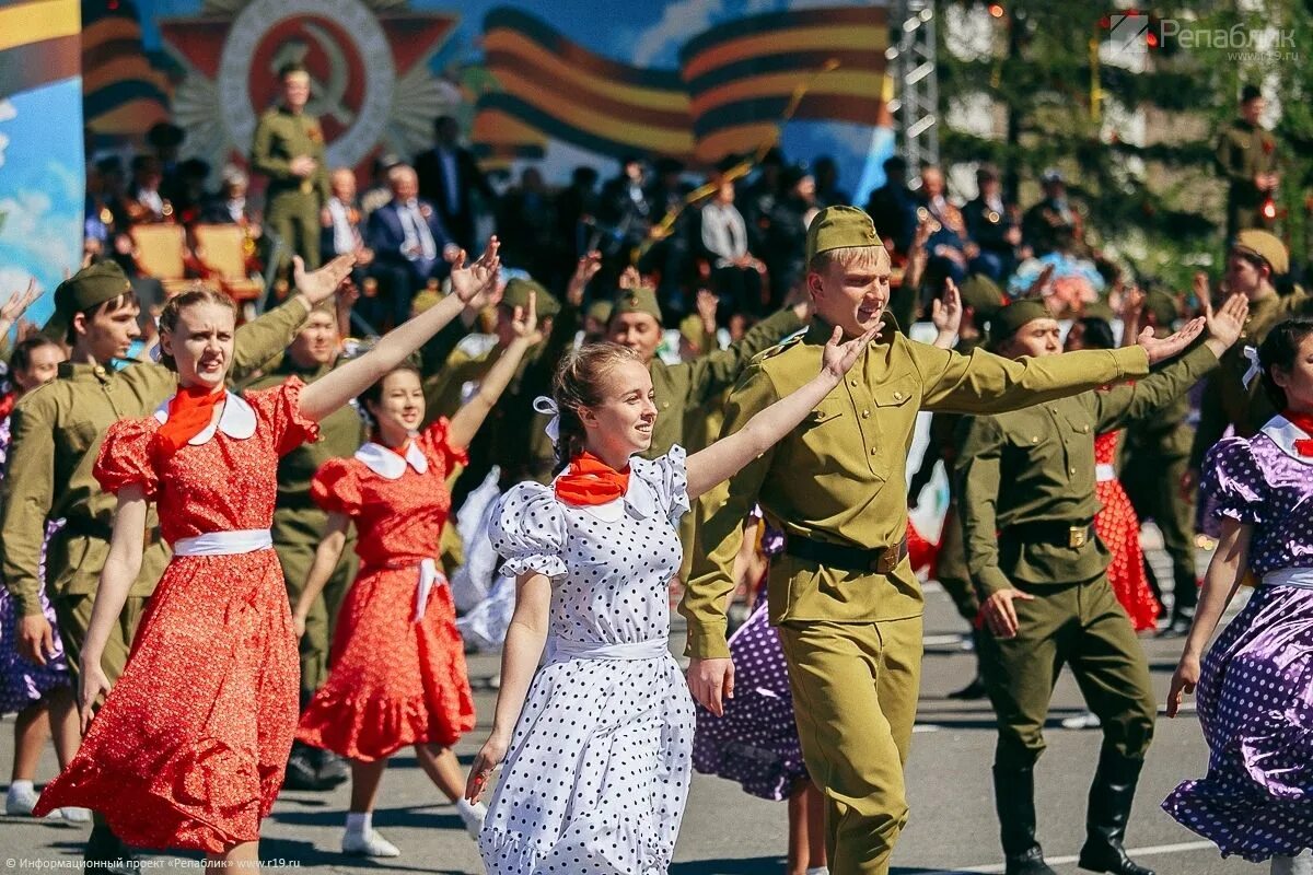 Прошел праздник день победы. Празднование дня Победы. С праздником днем Победы. День Победы фотографии празднования. Торжественное мероприятие ко Дню Победы.