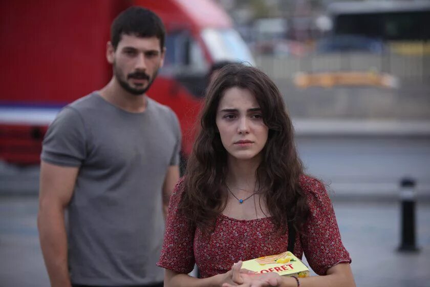 Любовь заставит плакать тур. Aşk ağlatir турецкий сериал. любовь заставит плакать турецкий сериал. турецкй сертал любов заставляет плакт. юсуф и ада турецкий сериал.