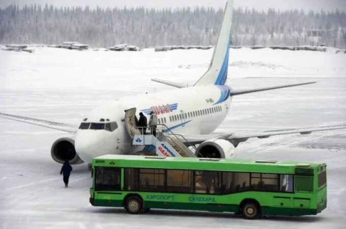 Салехард тюмень авиабилеты. Сухой суперджет 100. Аэропорт ямал тюмень. Самолет петербург салехард. Самолет петербург салехард.