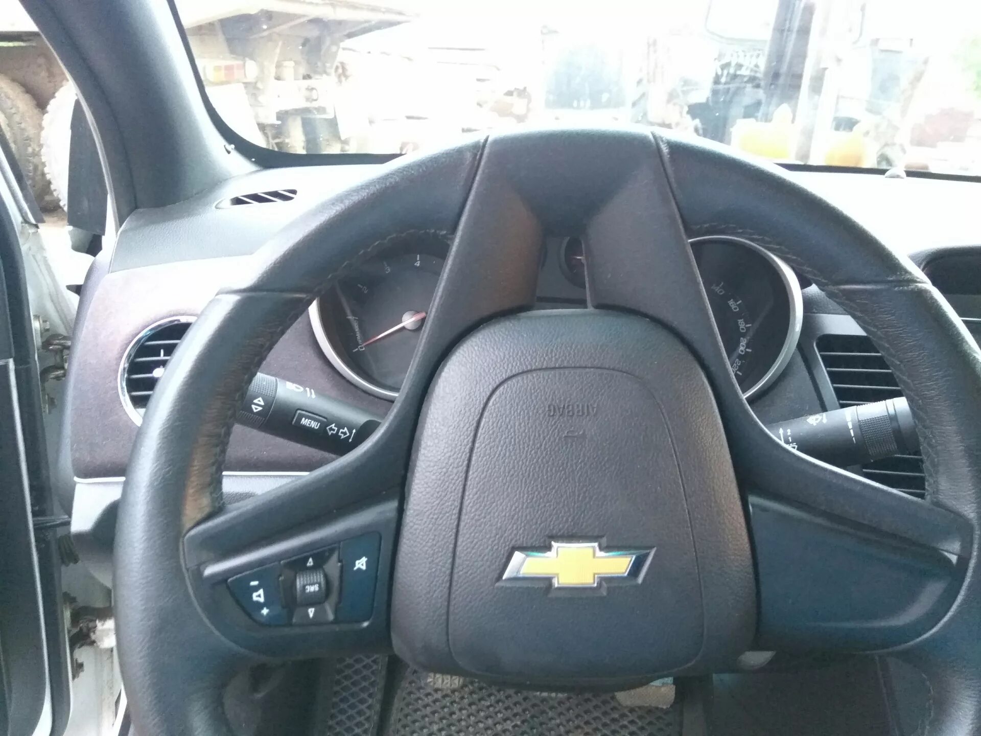 Накладки на руль Шевроле Круз 1.6 109. Руль Шевроле Круз. Накладка на руль Chevrolet Cruze. Руль с черной накладкой Шевроле Круз.