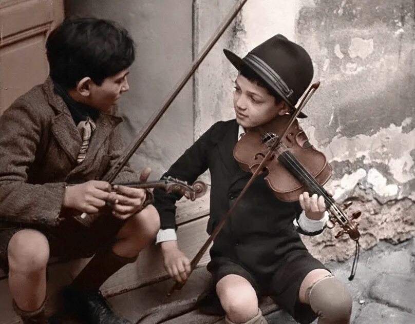 Еврей скрипка. Еврейский мальчик. Еврейский мальчик со скрипкой. Еврейские дети на скрипке. Маленький скрипач.