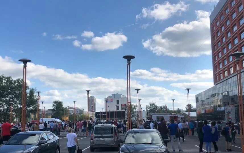 Эвакуация бц белорусская. Екатеринбург оцеплен. Эвакуация бц белорусская. Эвакуация из бизнес центра панорама екатеринбург. Фото эвакуации цодд грузовиков.