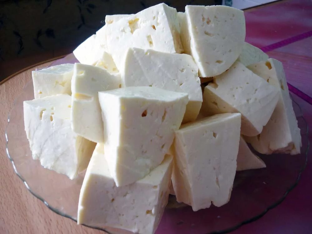 Простой рецепт сыра из козьего молока. Домашний козий сыр. Сыр козий брынза. Сыр из козьего. Сыр из козьего молока.