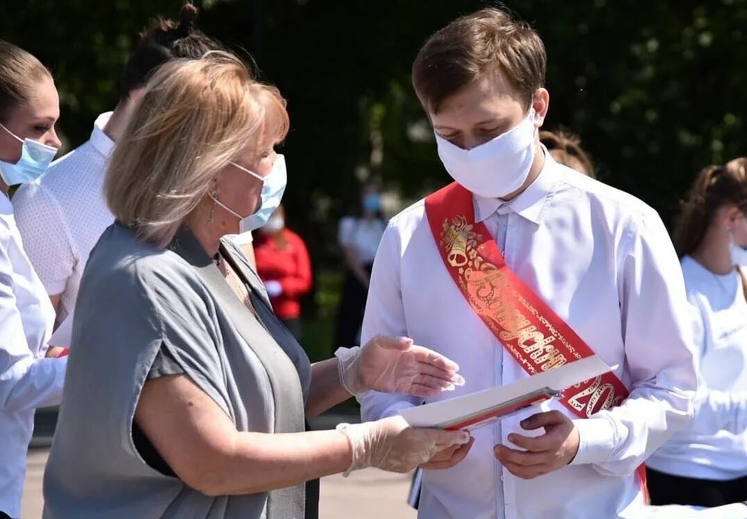 Выпускники с аттестатом. Выпускной в школе 2020. Вручение аттестатов. Вручение аттестатов в школе. Аттестат выпускника школы