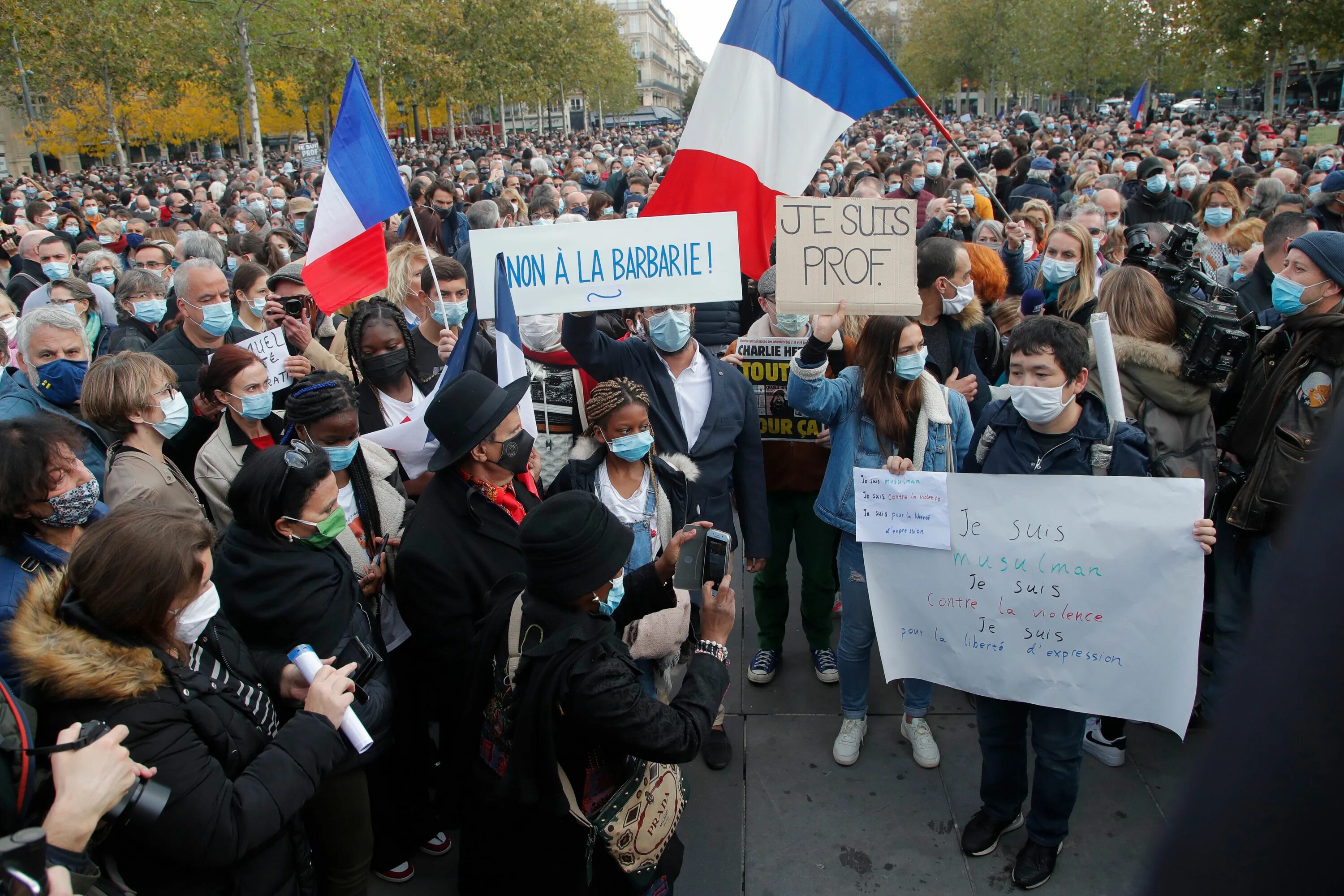 In france they hold elections. Митинги во Франции. Париж митинг учители. Протесты во Франции non occupation. Демонстрация в поддержку Украины в Париже.