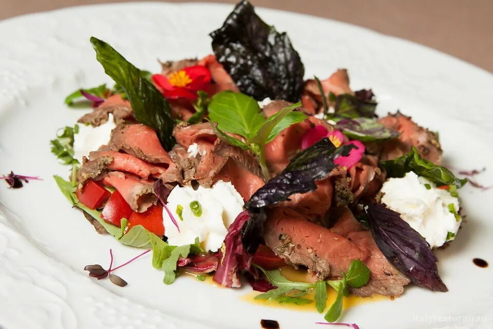 Руккола с ростбифом. Салат с ростбифом гудман. Салат с ростбифом ресторанная подача. Ростбиф с рукколой. Ростбиф от шефа.