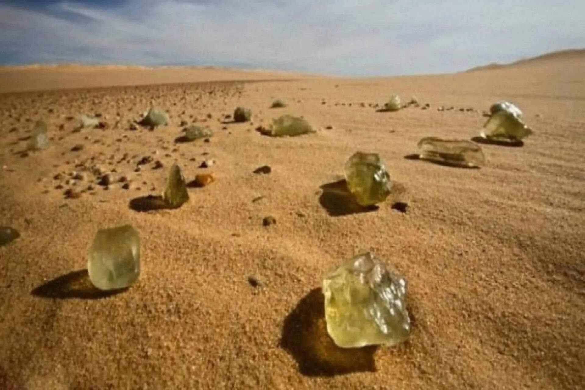 After stone. Стекло ливийской пустыни. Ливийское стекло Египет. Камни в пустыне. Оплавленный песок в пустыне.