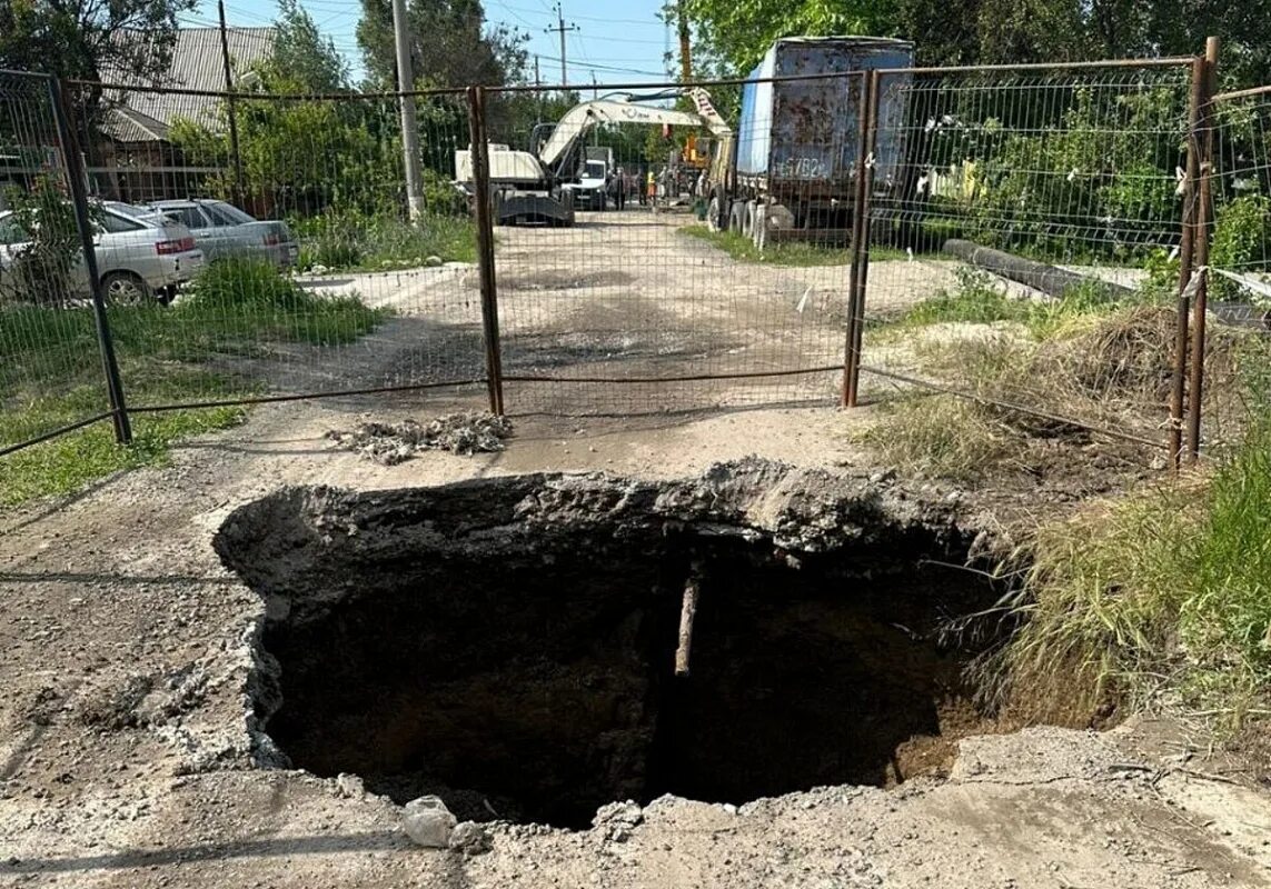 Провал грунта. Дыра в Таганроге. Летний провал. Обрушился коллектор.