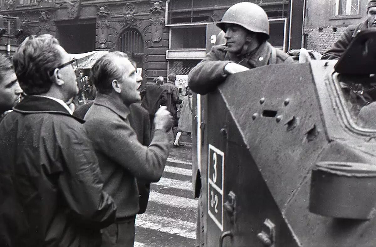 Советские войска в Праге Чехословакия 1968. Советские солдаты в Праге 1968.