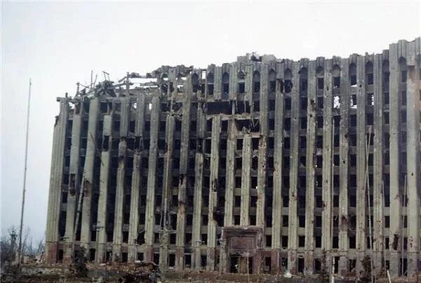 Дворец дудаева грозный 1995. Президентский дворец грозный 1994. Дворец дудаева 1994. Штурм президентского дворца в грозном 1995. Дворец дудаева штурм грозного 1995.