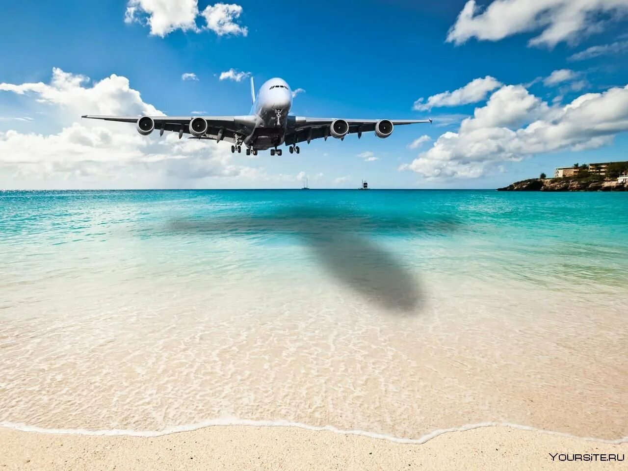 Летим над островами карибского моря. Сен Мартен. Пляж махо. Самолет над морем.