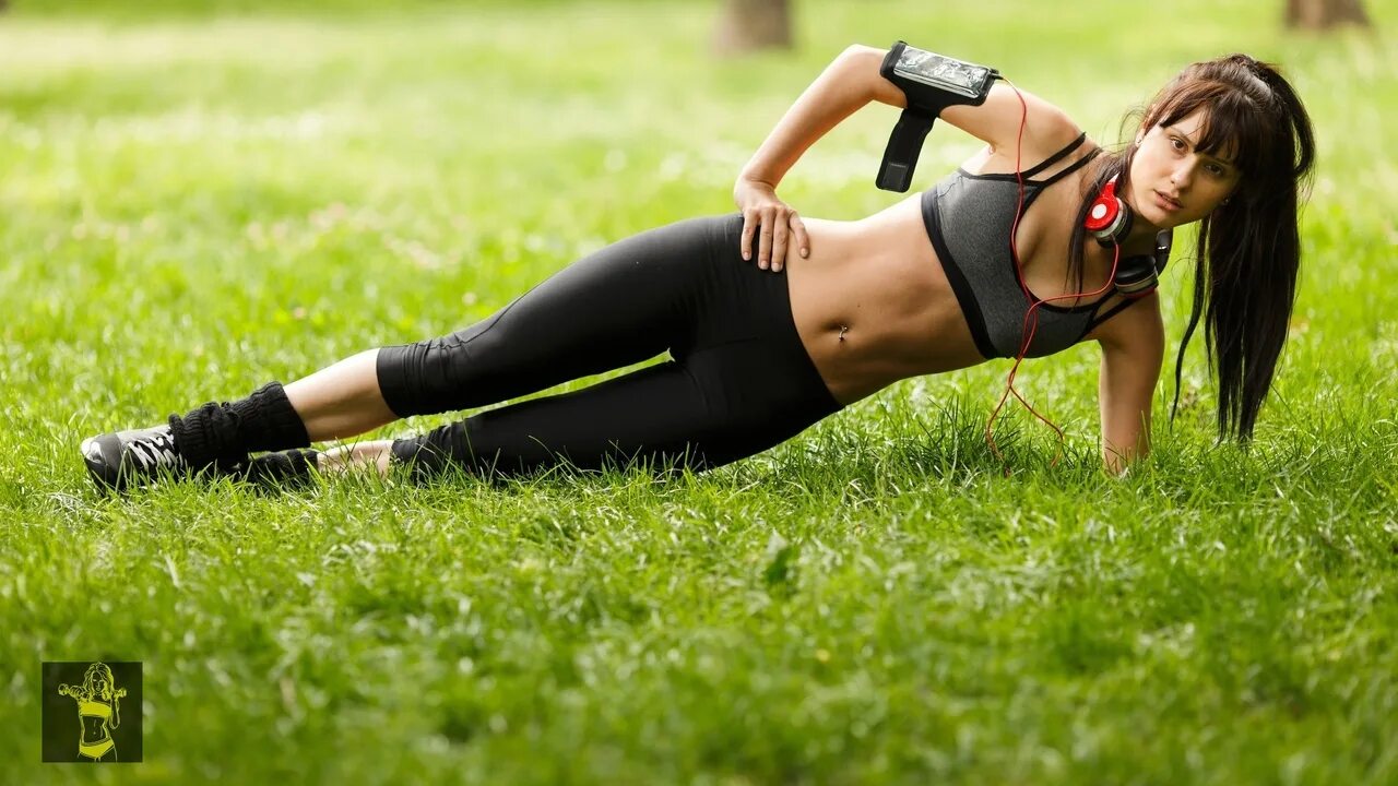 Спортивные девушки. Фотосессия спортивная для девушек. Фотосессия в спортивном в парке. Спортивные девушки. Девушка спорт.