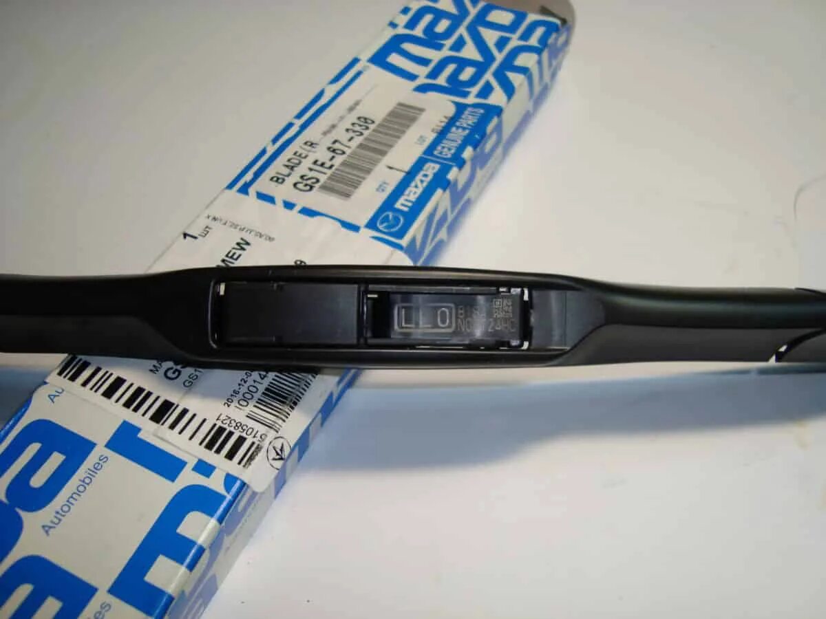 Мазда 3 бк 2007 1. Оригинальные дворники мазда. Щетки стеклоочистителя mazda 6. Щетки стеклоочистителя мазда 6 gh 2008. Щетки стеклоочистителя мазда 3 bk.