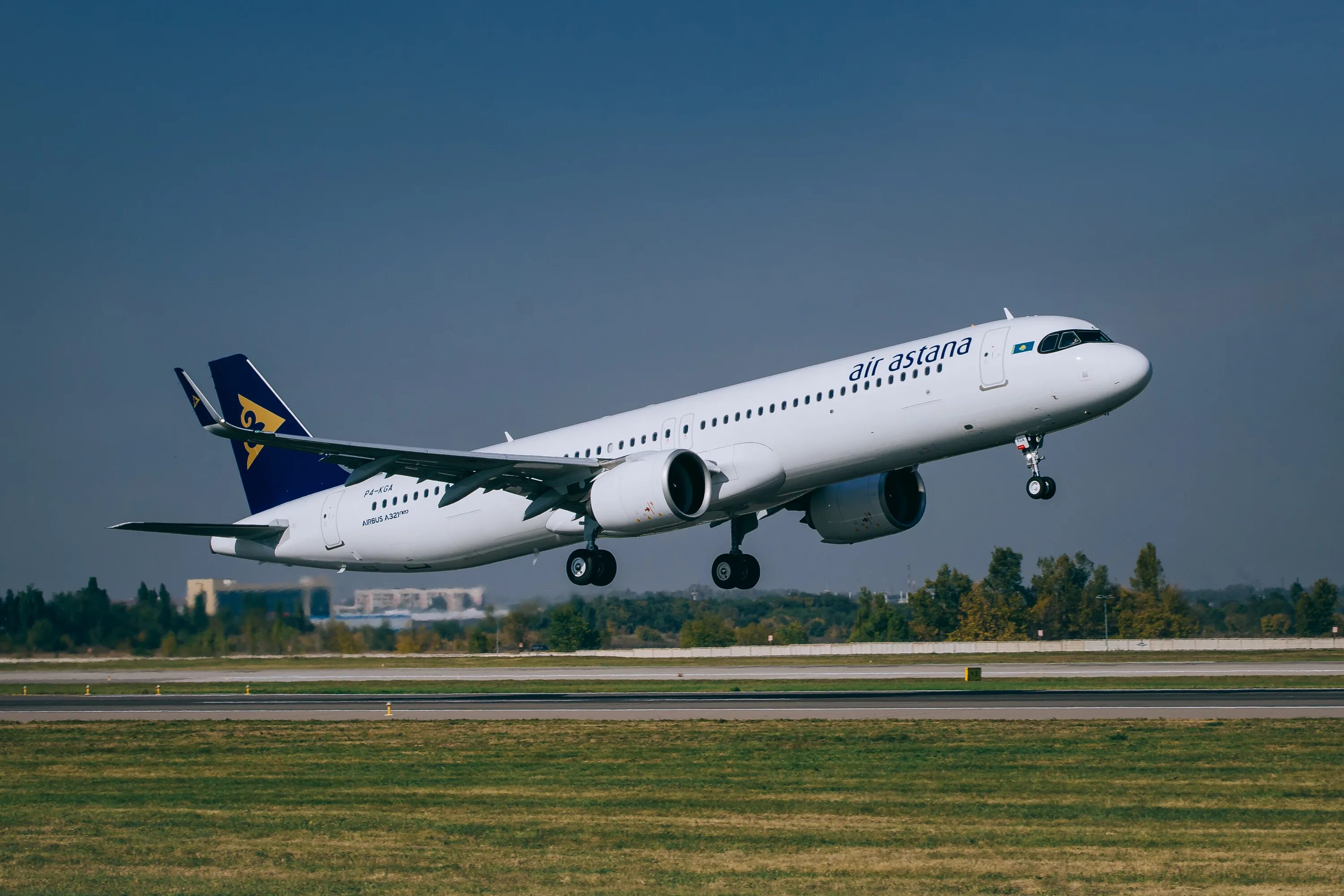 Айр казахстан. 321 АИР Аэробус. A321 Neo Air Astana. Airbus a321 LR Air Astana. Самолет Airbus 321 Neo Air Astana.