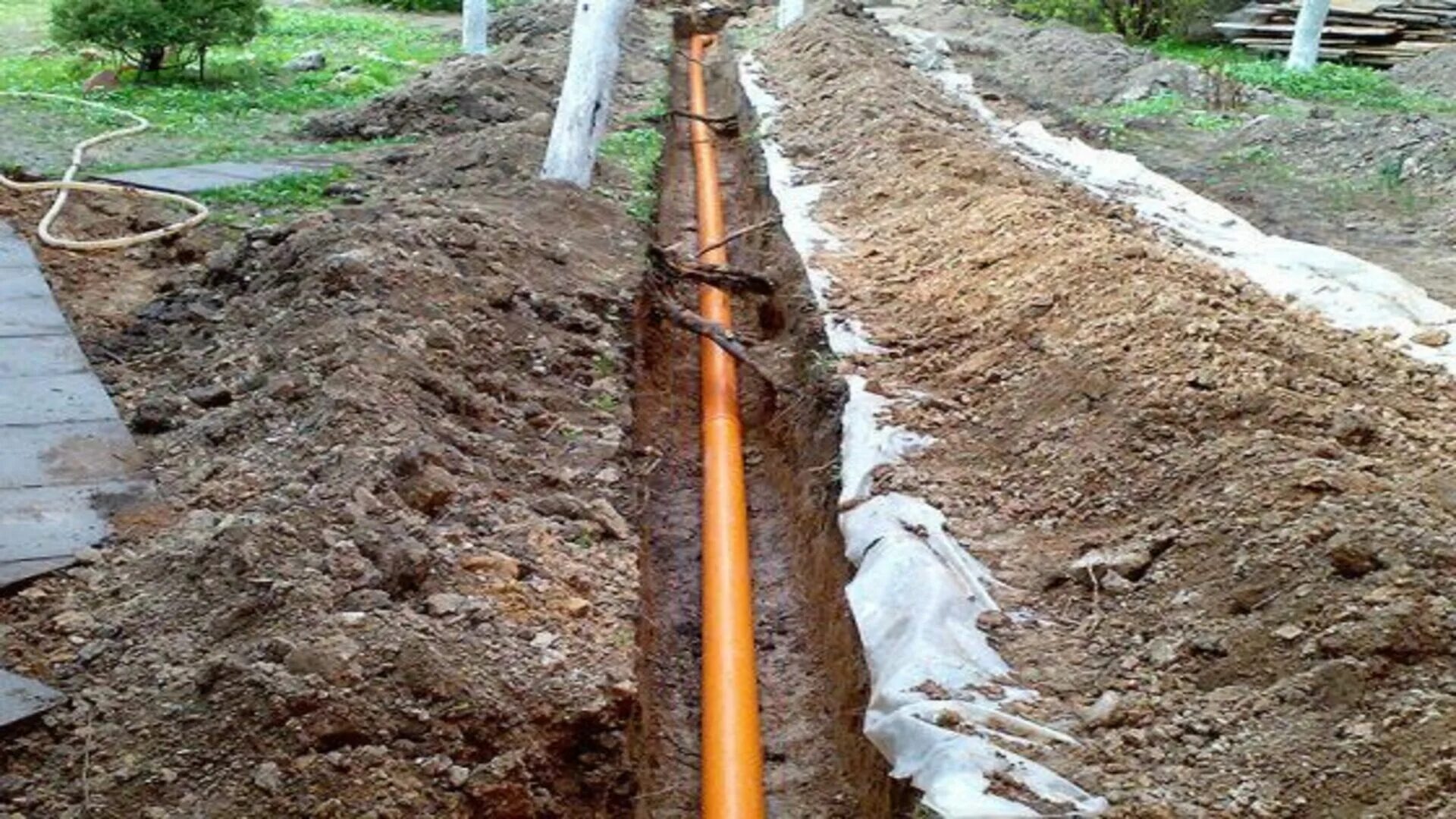 Труба ПНД 32 мм для прокладки в траншее. Укладка канализационной трубы на участке. Укладка водопроводной трубы в траншею. Укладка канализационных труб в землю.