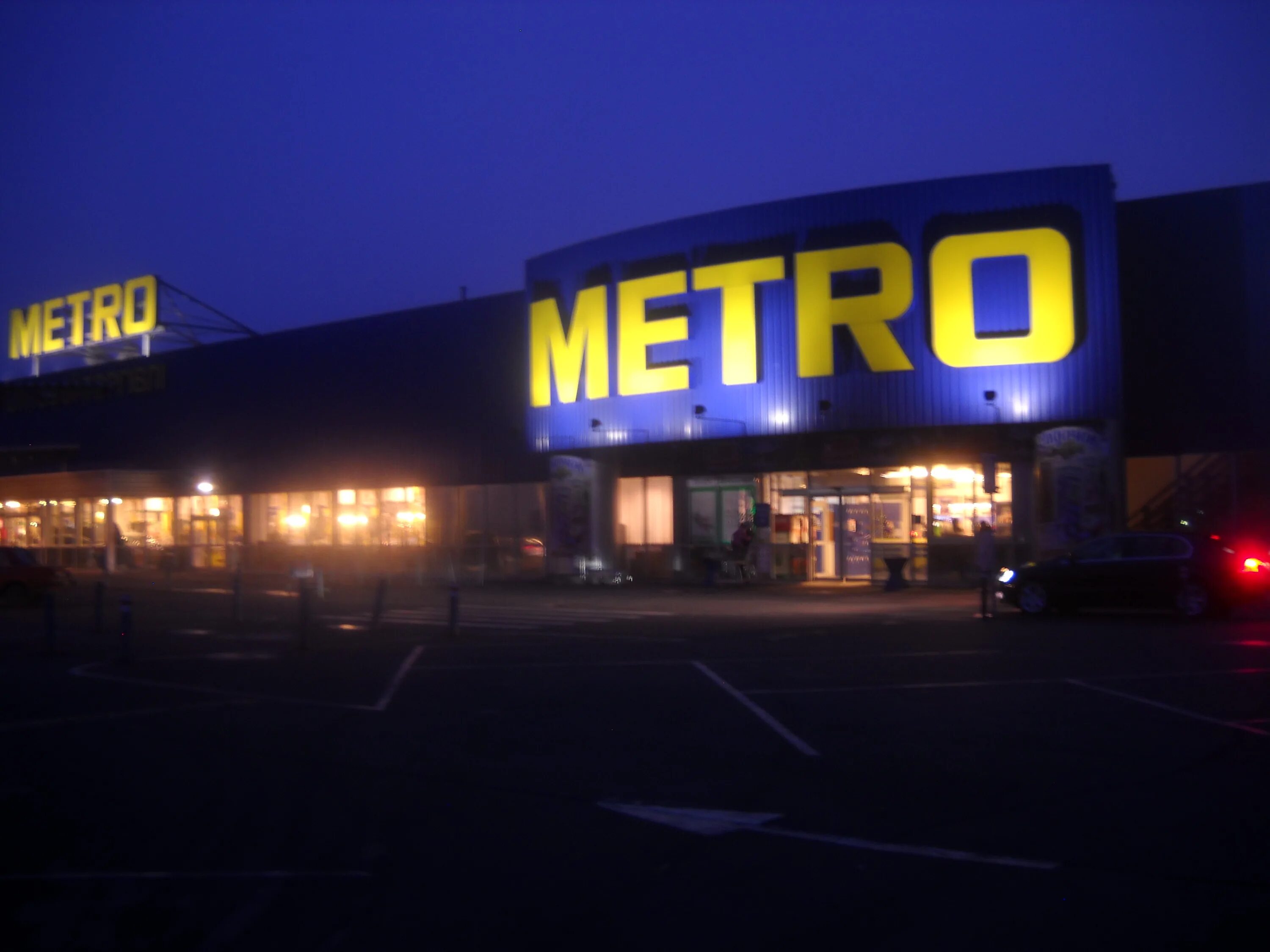 Гипермаркет метро луганск. Магазин склад метро. Тц метро серпухов. Тц метро. Торговый центр метро режим работы.