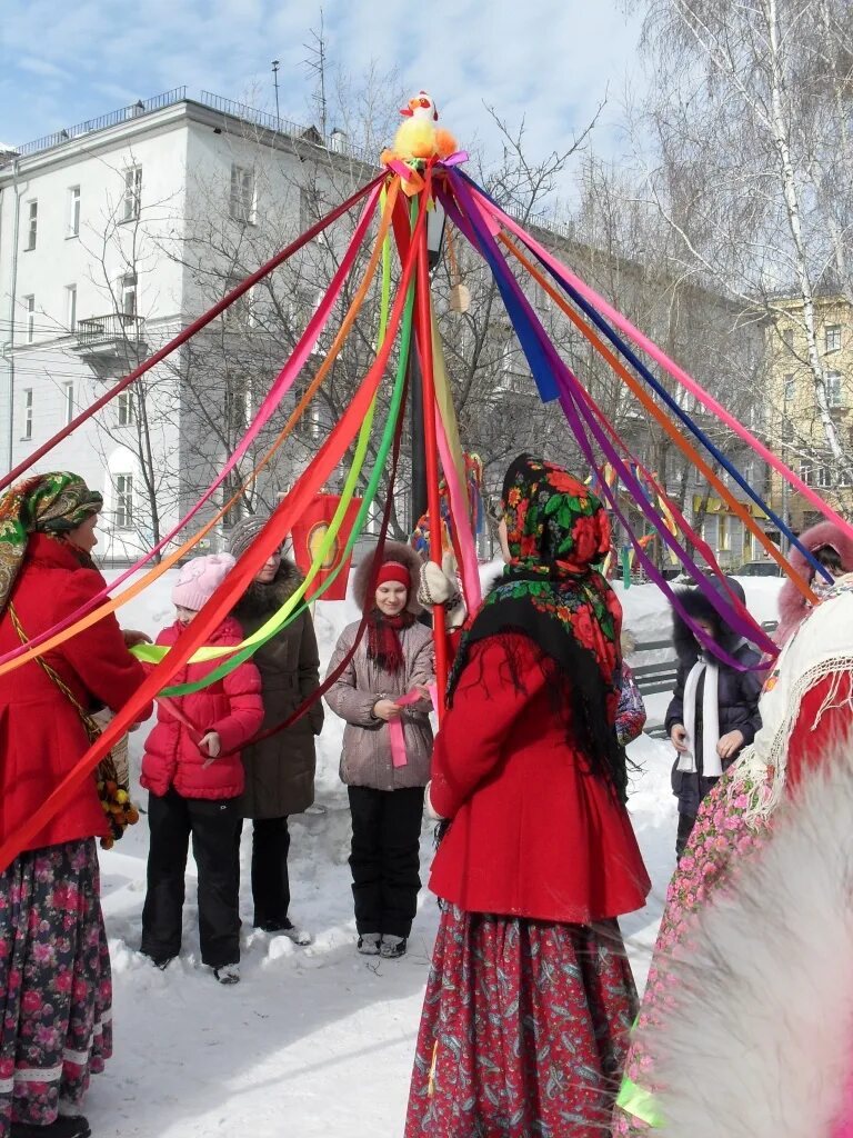 Масленица на левом берегу. Наряд на Масленицу. Костюм Масленицы. Украшения на Масленицу для улицы. Костюм на МАСЛЕНМ.