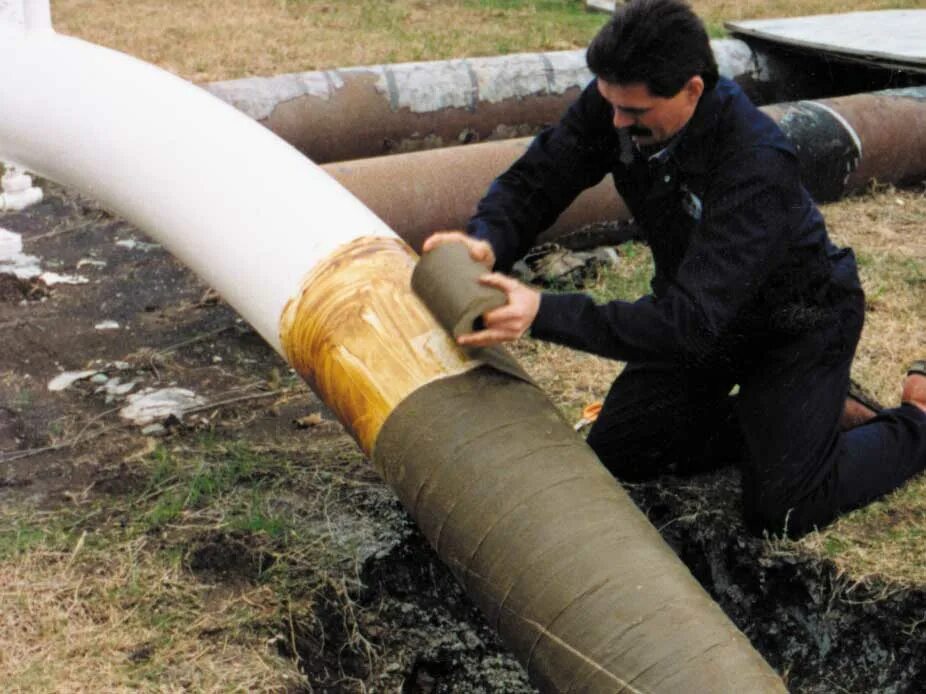 Подземные трубы. Труба пнд 32 для прокладки кабеля в земле. Защитный футляр водопроводной трубы фт 600. Защитный футляр для газовых труб зфгт 200. Защита трубопроводов нефти от коррозии.