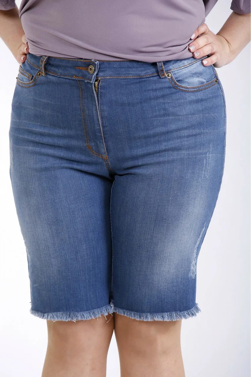 Джинсовые бриджи женские. Шорты бриджи женские джинсовые. Большие женские джинсовые шорты. Шорты женские больших размеров.