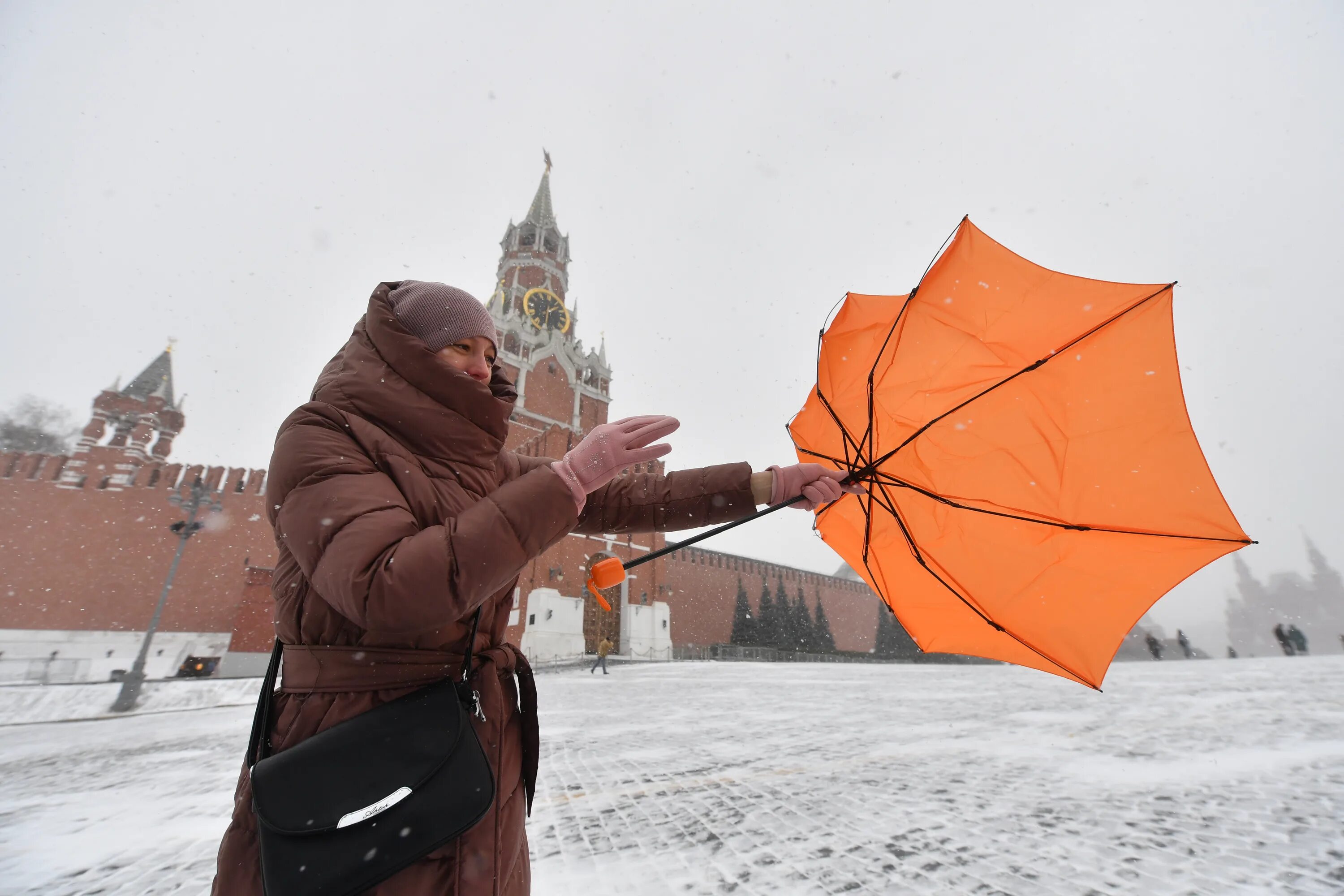 Будет ли в москве ветер. Штормовой ветер. Штормовое предупреждение. Сильный ветер в Москве. Сильный ветер в Москве сегодня.