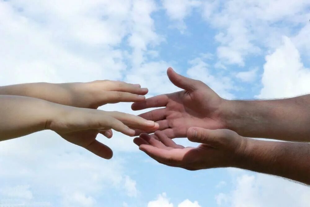 Протягивает руку. Протягивает руку. Протянуть две руки. Ладони друг к другу. Красивая ладонь.