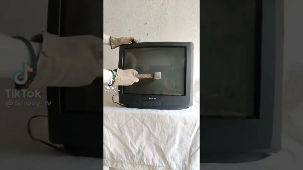 Сломанный телевизор. Старый сломанный телевизор. Разбивает телевизор кувалдой.