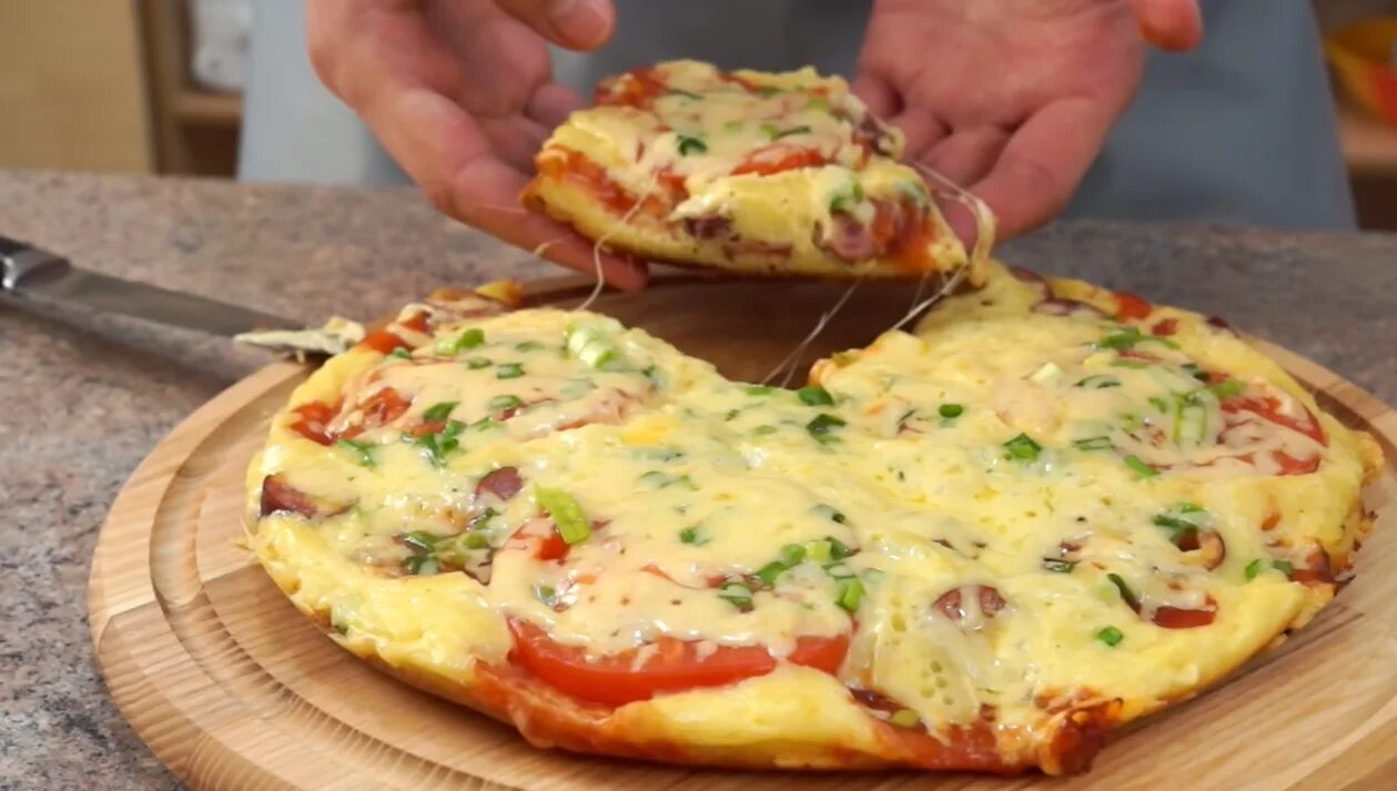 Сырная пицца на сковороде. Пицца на сковороде с сыром. Пицца с плавленным сыром. Тесто для пиццы на сковороде.