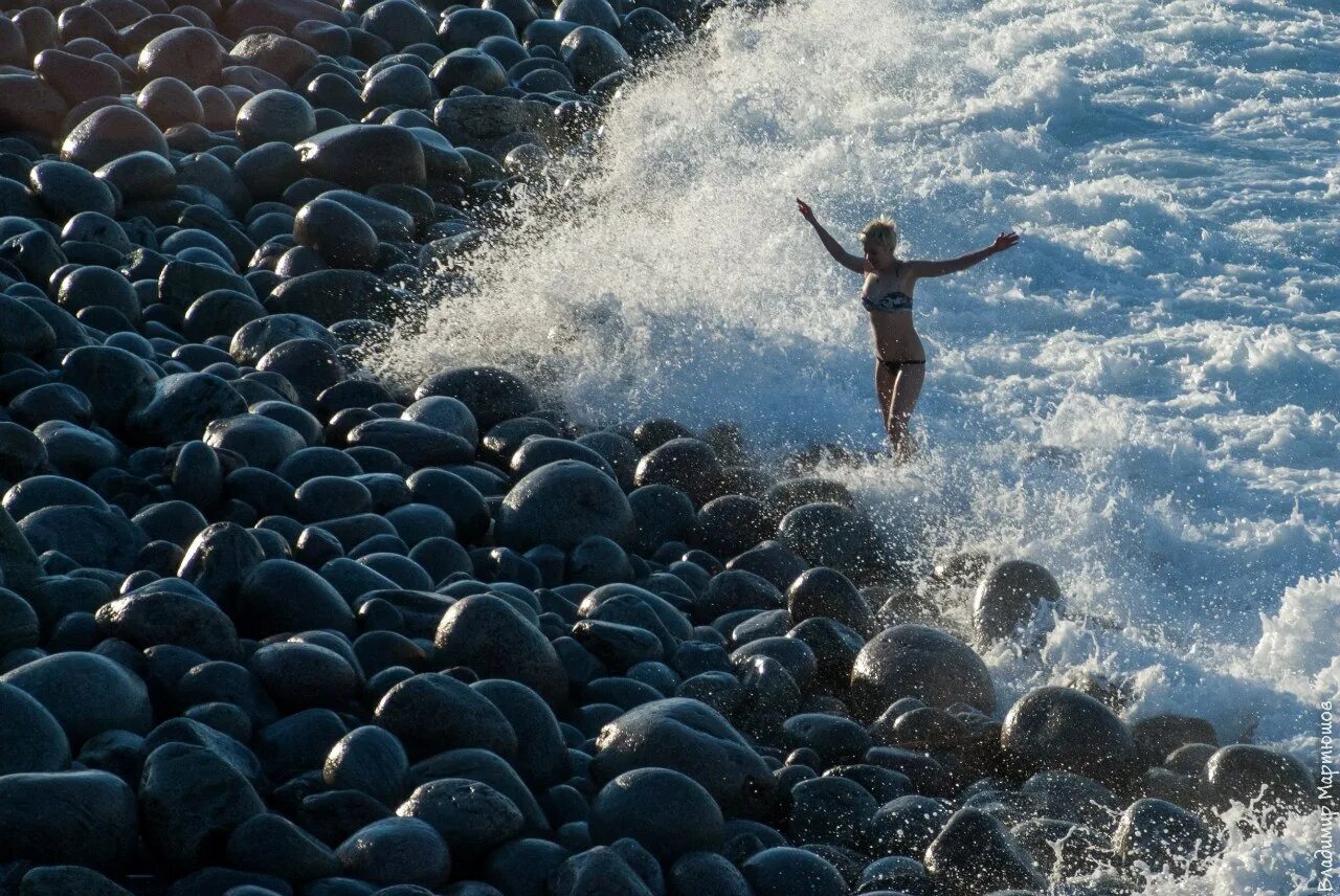 люди купаются в море. купание в океане. можно купаться в океане. можно купаться в океане. люди купаются в море.