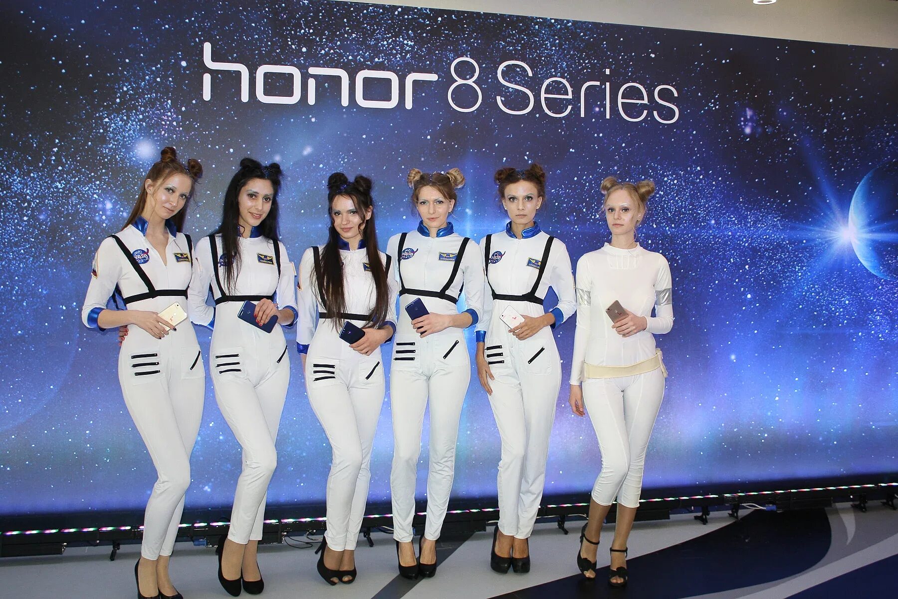 Промо девушки на выставку. Промо сотрудник. Девушка промоутер. Промо сотрудник. Промо сотрудник.