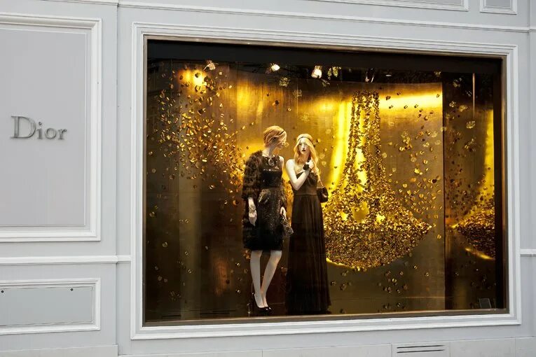Витрина музыкального магазина. Новогодние витрины диор. Витрина для гитары. Мимо домов и витрин. Луи витон магазин нью йорк.