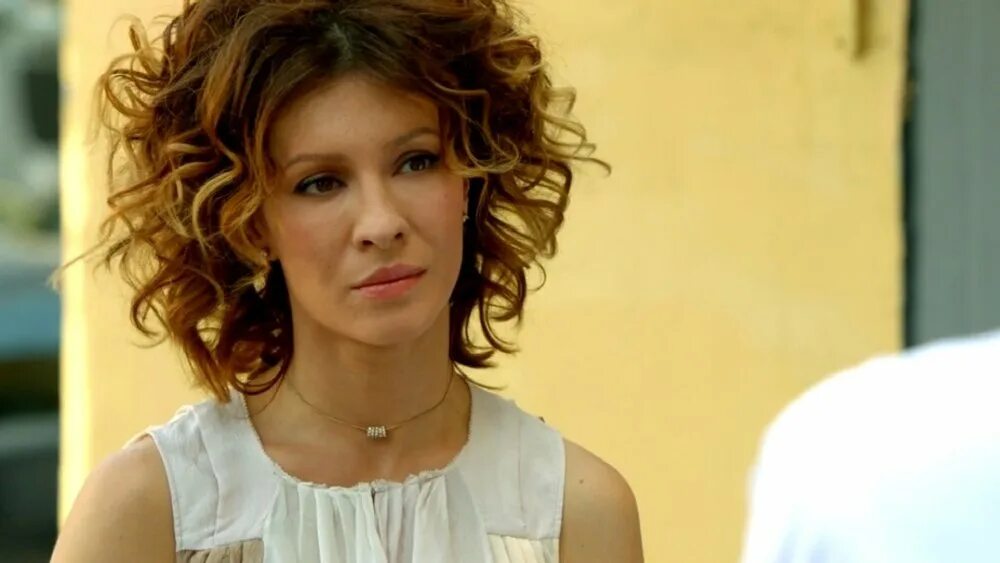 Горячая Елена Подкаминская В Ночной Рубашке – Кухня (2012)
