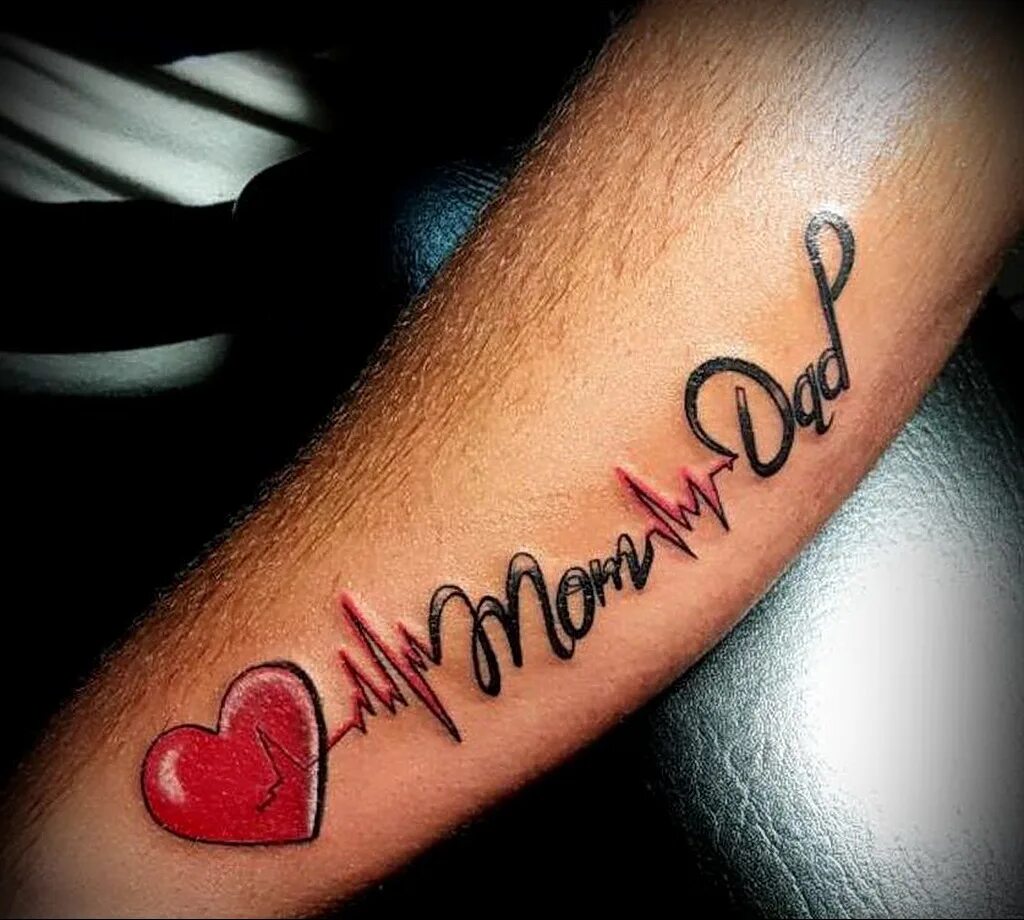 Тату мама и папа. Татуировки со словом мама. Татуировка я люблю маму. Татуировка папа надпись.