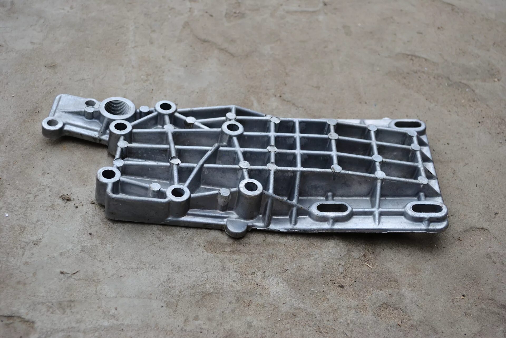 Поддон шевроле нива. Крышка редуктора переднего моста нива шевроле. крышка переднего моста нива шевроле. крышка переднего редуктора нива шевроле. крышка переднего моста нива 21214.